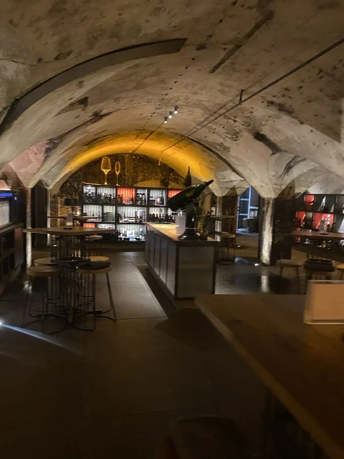 Gewölbekeller der Winebank in Köln mit Bar, Weinregalen und Stehtischen, Veranstaltungsort von Champagner und Chancen