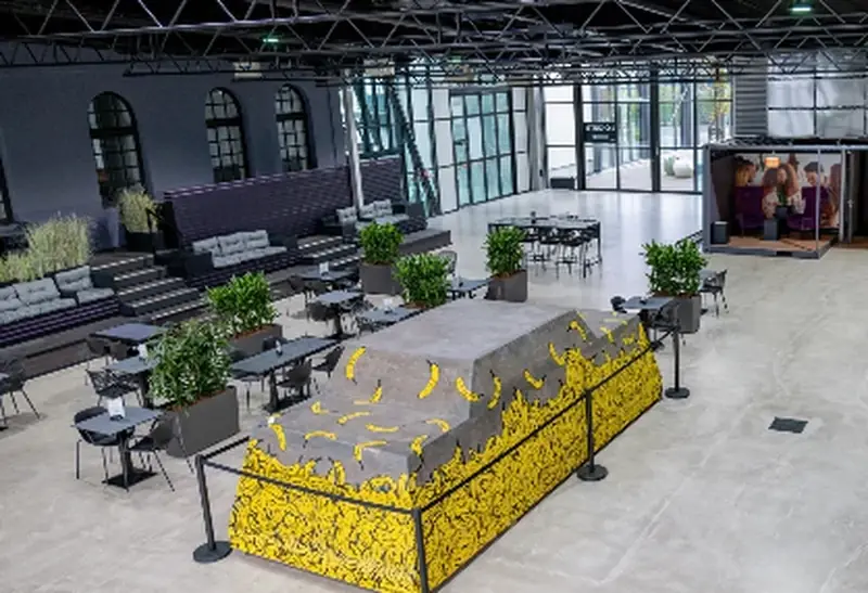Foyer des euronova CAMPUS in Hürth mit Sitzgruppen, Pflanzen und Bar, Veranstaltungsort des Abends Steuern in Vermögen verwandeln